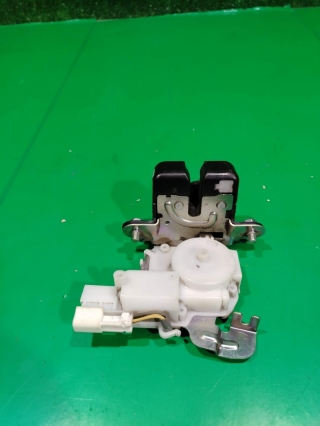 Замок двери багажника